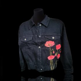 Fekete farmer dzseki pipacsokkal 