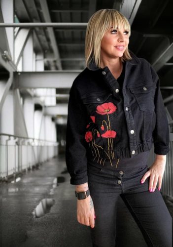 Fekete farmer dzseki pipacsokkal 