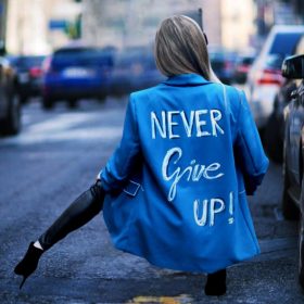 Never Give up blézer