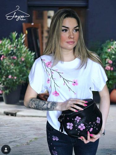 Felső cseresznyefa virággal