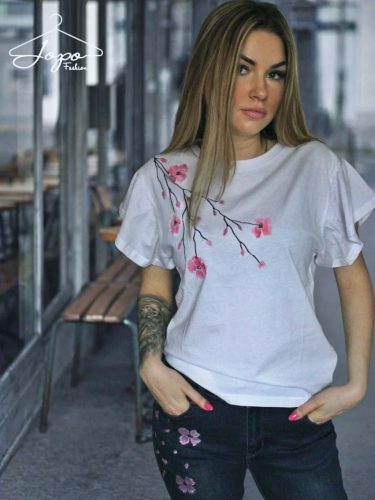 Felső cseresznyefa virággal