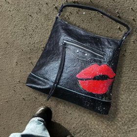 Egyedi kézzel festett lip táska