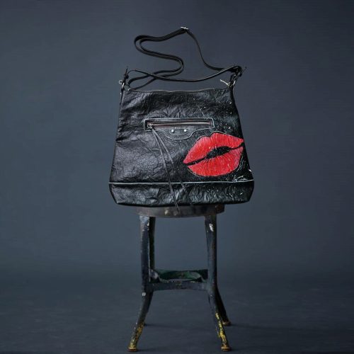 Egyedi kézzel festett lip táska